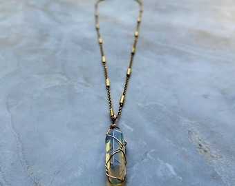 Collar de oro con gema de cuarzo transparente envuelta