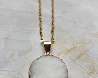 Collar de oro con piedra geoda blanca