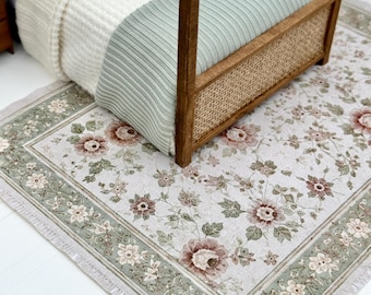 Tappeto in miniatura per casa delle bambole. Tappeto floreale Cottage Core color verde salvia, in tela, scala 1:12