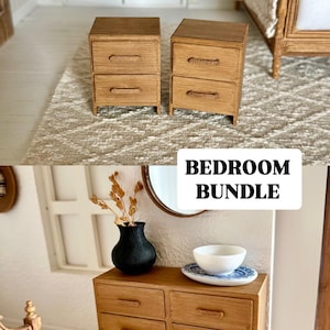 Peut inclure: Ensemble de meubles de chambre miniatures. L'image montre deux petites tables de chevet en bois avec deux tiroirs chacune, et une commode plus grande avec six tiroirs. Le texte "BEDROOM BUNDLE" est affiché. Le mobilier est brun clair.