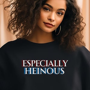 Può includere: Felpa nera con il testo "ESPECIALLY HEINOUS" in rosso, bianco e blu.