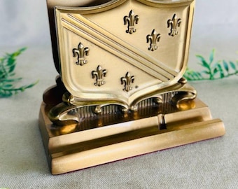 Soporte para cartas de latón dorado vintage estilo MCM con escudo heráldico } Patrón de flor de lis } Decoración Academia } Servilletero estilo MCM } Organizador de escritorio }