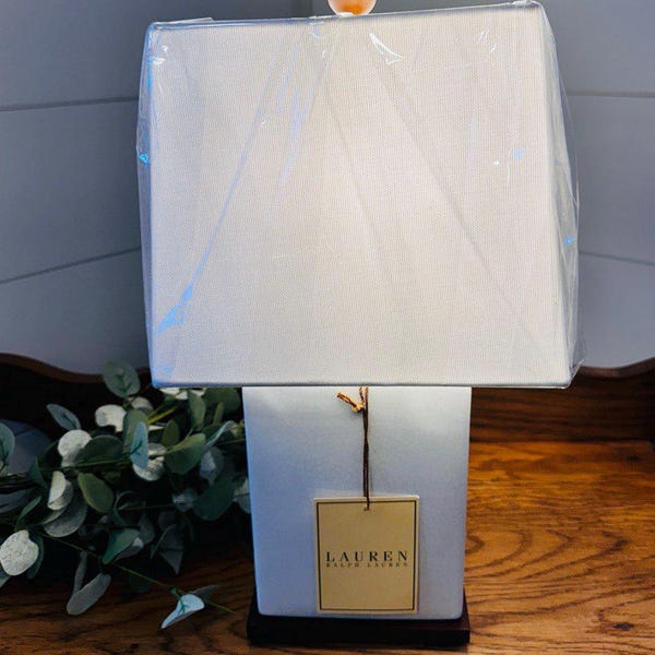 Lámpara de mesa decorativa para el hogar con acabado craquelado y forma cuadrada de porcelana blanca de Polo Ralph Lauren } Base de madera } Lámpara blanca pequeña Pantalla blanca } C