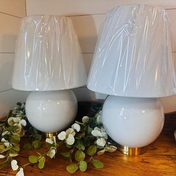 Lámpara de mesa blanca dorada de Polo Ralph Lauren } Acabado de porcelana craquelada blanca con borde dorado } Lámpara de mesa lateral Lauren Home } Tarro de jengibre con glaseado craquelado