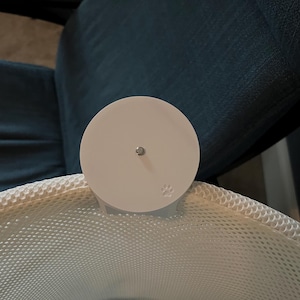 K&ouml;nnte beinhalten: Wei&szlig;er Plastikkegel mit einem Netzstoffbezug. Der Kegel hat eine wei&szlig;e Plastikbasis mit einer kleinen Schraube in der Mitte.