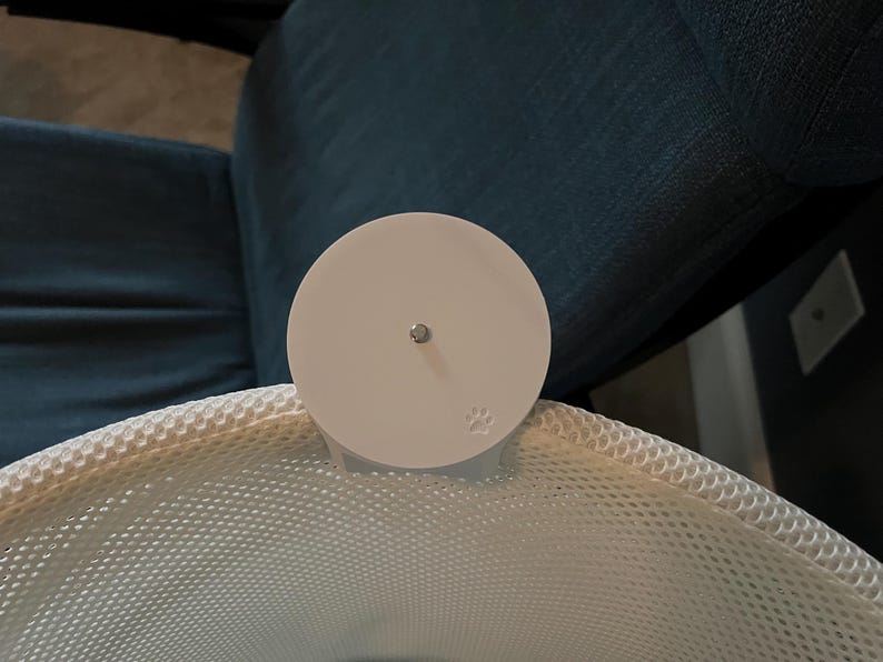 K&ouml;nnte beinhalten: Wei&szlig;er Plastikkegel mit einem Netzstoffbezug. Der Kegel hat eine wei&szlig;e Plastikbasis mit einer kleinen Schraube in der Mitte.