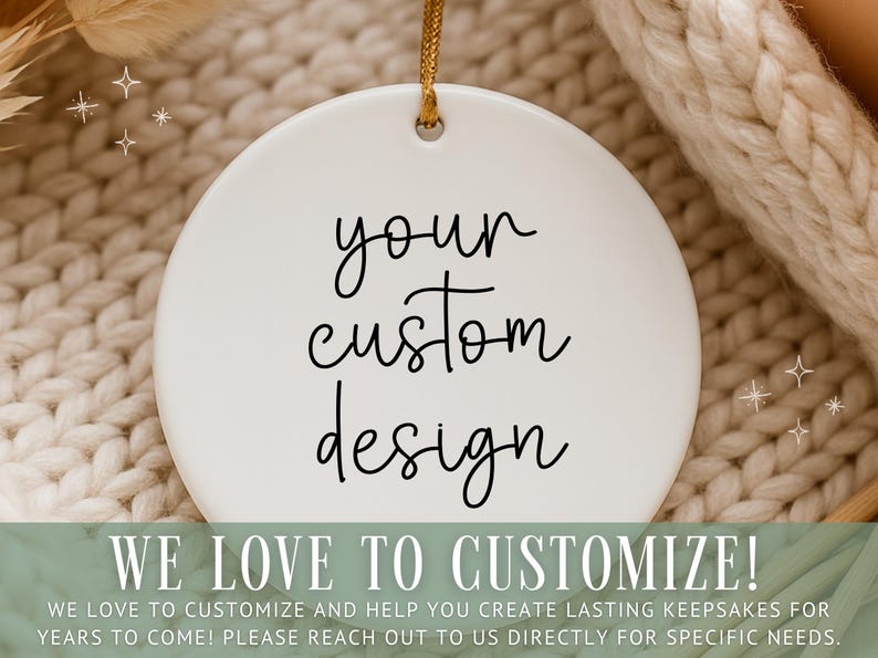Puede incluir: Un adorno redondo de cer&aacute;mica blanca con las palabras "your custom design" en escritura negra. El adorno cuelga de un cord&oacute;n dorado. El texto "WE LOVE TO CUSTOMIZE!" est&aacute; en la parte inferior.