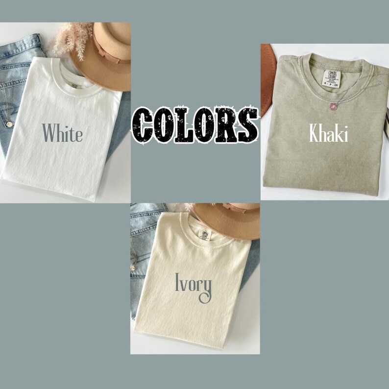 Puede incluir: Se muestran tres camisetas en blanco, caqui y marfil, cada una doblada y etiquetada con su color. La palabra &laquo;COLORS&raquo; est&aacute; en el centro. Las camisetas se combinan con vaqueros y un sombrero, lo que sugiere un estilo informal.