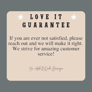 K&ouml;nnte beinhalten: Beige quadratische Grafik mit dem Text "LOVE IT GUARANTEE" in fetter, dunkler Schrift. Der Text darunter besagt Kundenzufriedenheit und Service. Das Design enth&auml;lt Sternsymbole und die Signatur "Xo. Ash N Dak Design."