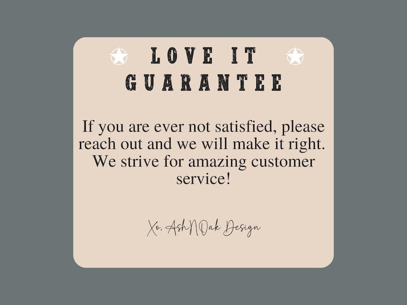 K&ouml;nnte beinhalten: Beige quadratische Grafik mit dem Text "LOVE IT GUARANTEE" in fetter, dunkler Schrift. Der Text darunter besagt Kundenzufriedenheit und Service. Das Design enth&auml;lt Sternsymbole und die Signatur "Xo. Ash N Dak Design."