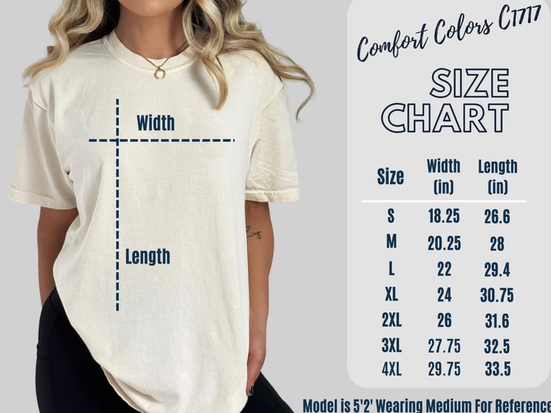 Pu&ograve; includere: Tabella delle taglie per una t-shirt con misure in pollici. La tabella mostra la larghezza e la lunghezza della t-shirt nelle taglie S, M, L, XL, 2XL, 3XL e 4XL. La modella indossa una taglia M.
