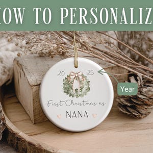 Puede incluir: Adorno navide&ntilde;o de cer&aacute;mica blanca con una cuerda dorada, con un dise&ntilde;o de corona y el texto "First Christmas as NANA". El adorno incluye los a&ntilde;os 2025 y 2020, y dos peque&ntilde;os corazones rosas.