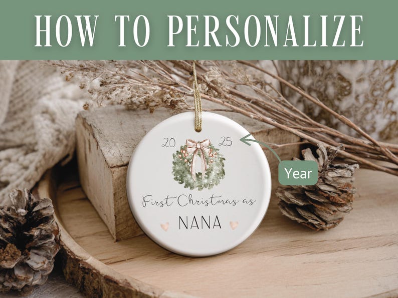 Puede incluir: Adorno navide&ntilde;o de cer&aacute;mica blanca con una cuerda dorada, con un dise&ntilde;o de corona y el texto "First Christmas as NANA". El adorno incluye los a&ntilde;os 2025 y 2020, y dos peque&ntilde;os corazones rosas.