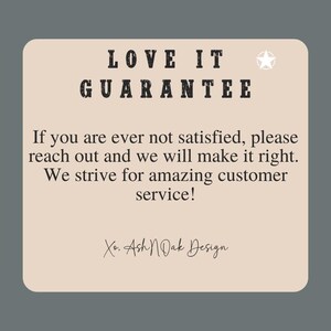Puede incluir: Un cuadrado beige con esquinas redondeadas, sobre un fondo gris, presenta el texto "LOVE IT GUARANTEE" en letras oscuras y en negrita. Debajo, el texto promete la satisfacci&oacute;n del cliente y un servicio incre&iacute;ble. El dise&ntilde;o incluye un icono de estrella y la firma "Xo. Ash N Oak Design."