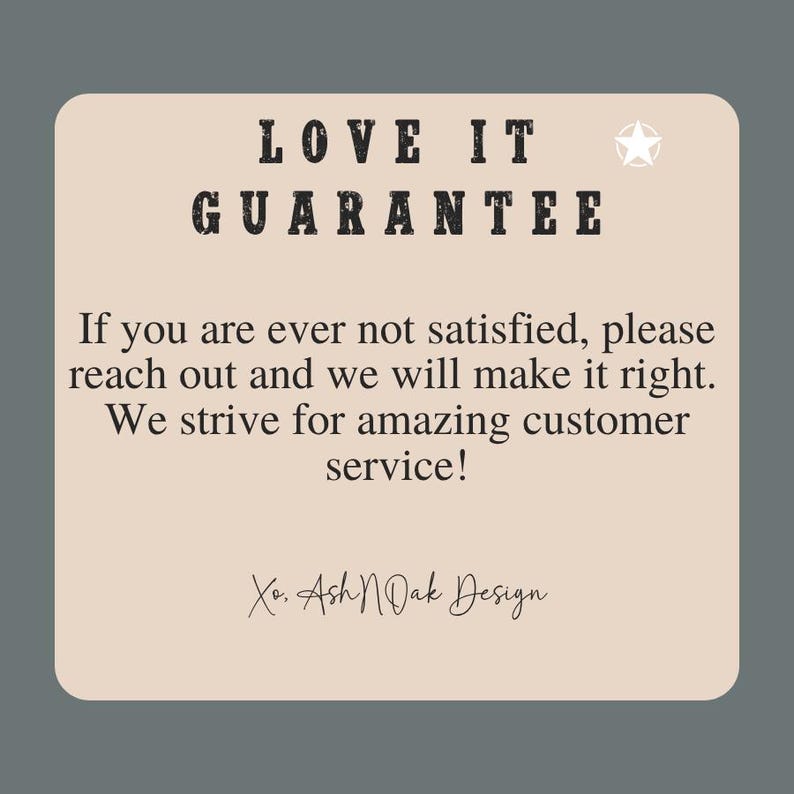 Puede incluir: Un cuadrado beige con esquinas redondeadas, sobre un fondo gris, presenta el texto "LOVE IT GUARANTEE" en letras oscuras y en negrita. Debajo, el texto promete la satisfacci&oacute;n del cliente y un servicio incre&iacute;ble. El dise&ntilde;o incluye un icono de estrella y la firma "Xo. Ash N Oak Design."