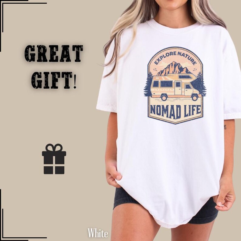 Puede incluir: Camiseta blanca con un gr&aacute;fico que presenta una autocaravana, monta&ntilde;as y el texto "EXPLORE NATURE" y "NOMAD LIFE". La camiseta tambi&eacute;n tiene el texto "GREAT GIFT!" y la palabra "White".