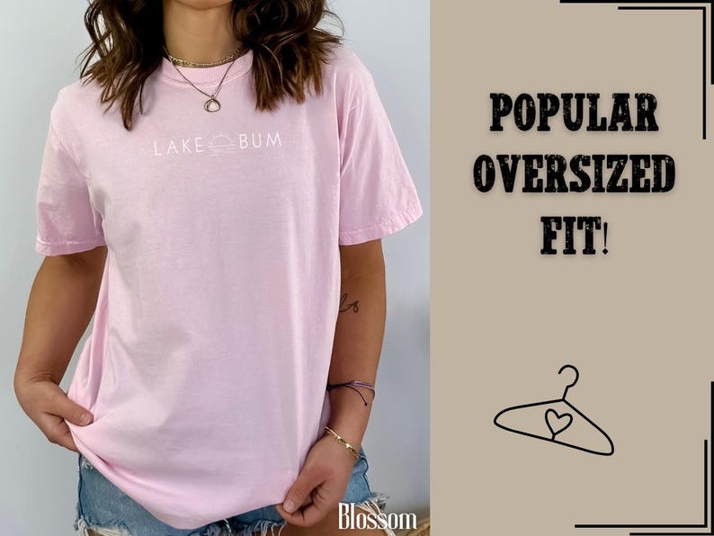 K&ouml;nnte beinhalten: Hellrosa Oversized-T-Shirt mit wei&szlig;em Schriftzug "LAKE BUM". Das Shirt hat kurze &Auml;rmel und eine lockere Passform. Das Bild enth&auml;lt auch den Text "POPULAR OVERSIZED FIT!" und eine Kleiderb&uuml;gel-Grafik.