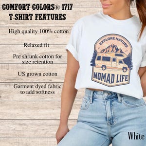 Puede incluir: Camiseta blanca con un dise&ntilde;o de una furgoneta camper, monta&ntilde;as y las palabras "Explore Nature" y "Nomad Life". La camiseta es 100% algod&oacute;n, tiene un corte relajado y est&aacute; te&ntilde;ida en prenda para mayor suavidad.