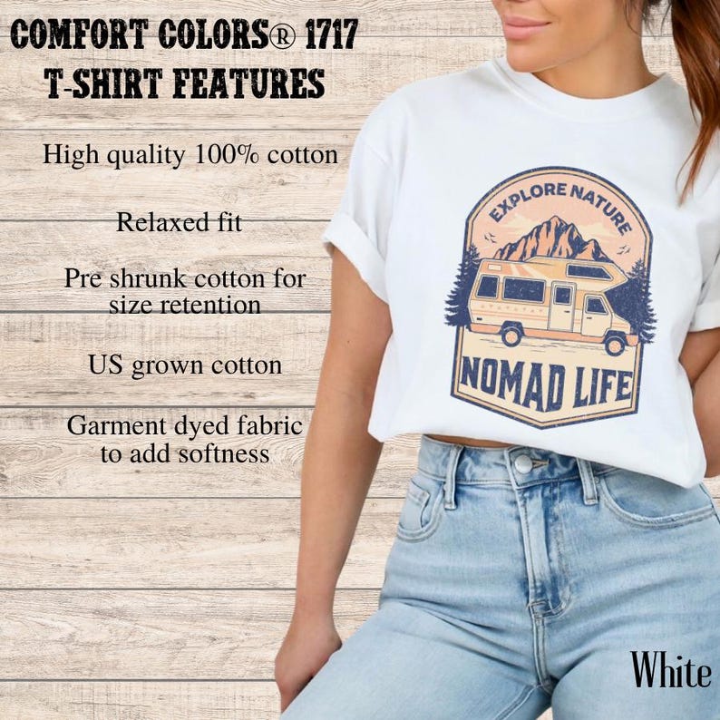 Puede incluir: Camiseta blanca con un dise&ntilde;o de una furgoneta camper, monta&ntilde;as y las palabras "Explore Nature" y "Nomad Life". La camiseta es 100% algod&oacute;n, tiene un corte relajado y est&aacute; te&ntilde;ida en prenda para mayor suavidad.