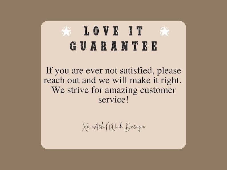 Pu&ograve; includere: Un biglietto beige con il testo "LOVE IT GUARANTEE" in lettere nere. Il testo sottostante recita "Se non sei mai soddisfatto, ti preghiamo di contattarci e faremo del nostro meglio per risolvere il problema. Ci impegniamo a fornire un servizio clienti eccezionale! Xo. Ash N Oak Design."