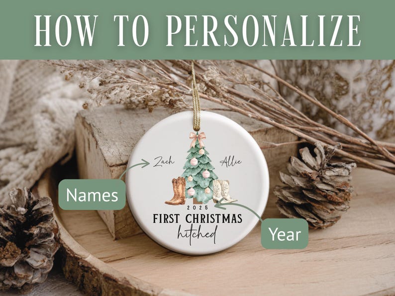 Op de afbeelding: Een witte keramische kerstbal met een kerstboomontwerp, cowboylaarzen en de tekst "First Christmas hitched" met het jaar 2025. De bal heeft een gouden touwtje om op te hangen. De tekst "How to Personalize" staat bovenaan.