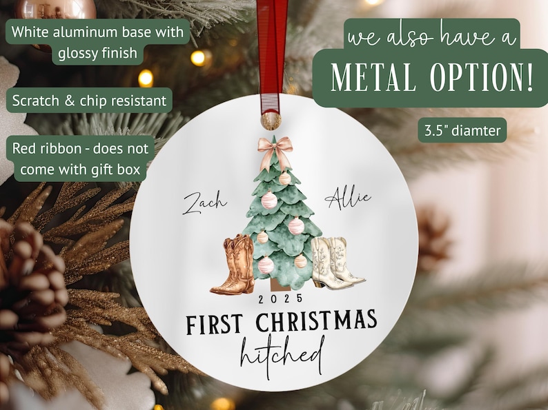 Op de afbeelding: Een witte, ronde kerstversiering met een rood lint. Het heeft een aquarelontwerp van een kerstboom, cowboylaarzen en de tekst "First Christmas hitched" met de namen "Zach" en "Allie" en het jaar 2025. De versiering heeft een diameter van 8,89 cm.
