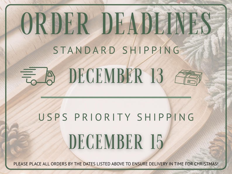 Op de afbeelding: Afbeelding met tekst over besteldeadlines voor Kerstmis. De deadline voor standaard verzending is 13 december, en voor USPS Priority Shipping is 15 december. De tekst is groen op een houten achtergrond.