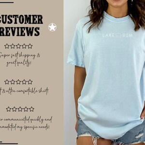 K&ouml;nnte beinhalten: Hellblaues T-Shirt mit dem wei&szlig;en Text "LAKE BUM". Das kurz&auml;rmelige Shirt scheint aus einem weichen Material zu sein. Das Bild zeigt auch Kundenbewertungen mit Sternen und Text.