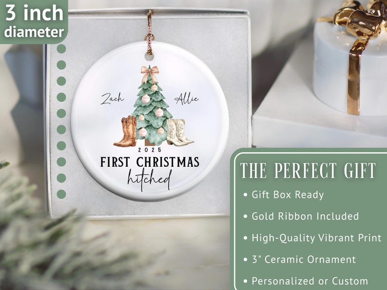 Op de afbeelding: Een witte keramische ornament, 7,6 cm in diameter, met een aquarelontwerp. Het heeft een kerstboom, cowboylaarzen en de tekst "First Christmas Hitched 2025". De namen "Zach" en "Allie" zijn ook opgenomen.