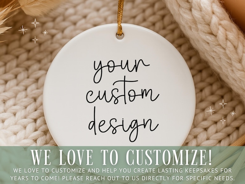 Op de afbeelding: Ronde witte keramische ornament met de tekst "your custom design" in zwart script. Het hangt aan een gouden touwtje. De tekst "WE LOVE TO CUSTOMIZE!" staat onderaan.
