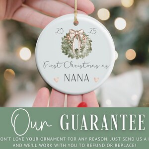 Puede incluir: Adorno navide&ntilde;o de cer&aacute;mica blanca con una cuerda dorada, con un dise&ntilde;o de corona y lazo en acuarela. El texto dice "First Christmas as NANA" con los a&ntilde;os "20" y "25".