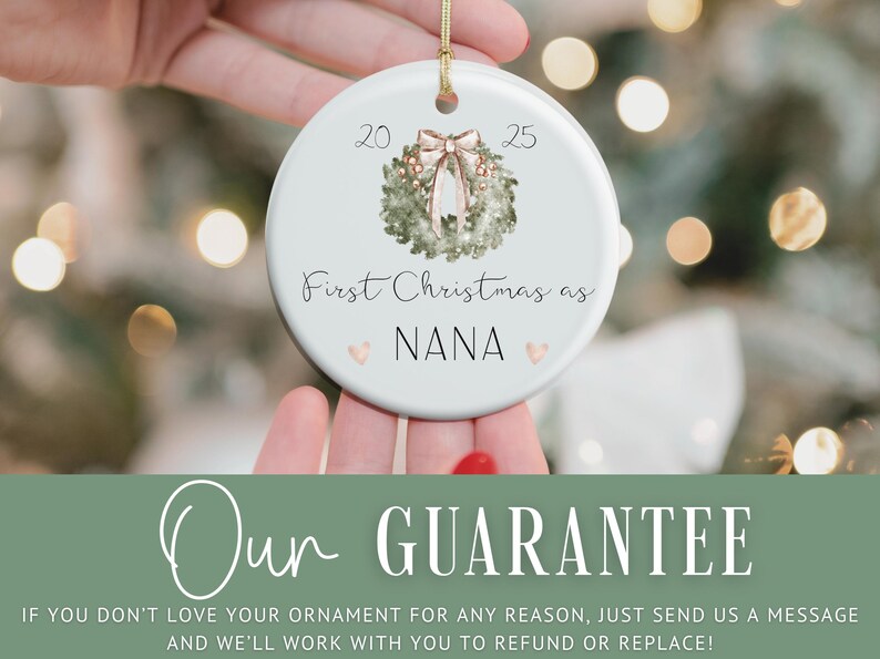 Puede incluir: Adorno navide&ntilde;o de cer&aacute;mica blanca con una cuerda dorada, con un dise&ntilde;o de corona y lazo en acuarela. El texto dice "First Christmas as NANA" con los a&ntilde;os "20" y "25".