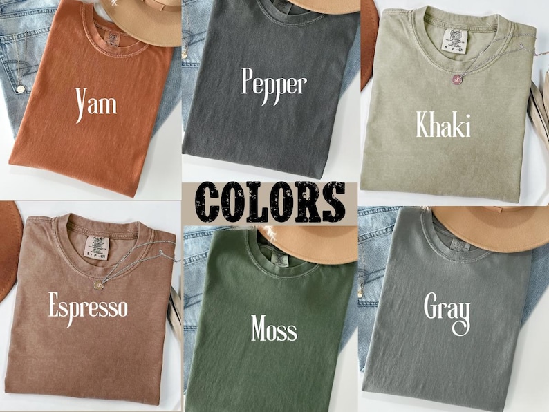 K&ouml;nnte beinhalten: Eine Sammlung von T-Shirts in verschiedenen Farben, darunter Yam, Pepper, Khaki, Espresso, Moss und Grau. Jedes Shirt hat eine andere Farbe und der Farbname ist auf dem Shirt aufgedruckt.
