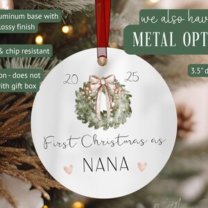 Puede incluir: Adorno navide&ntilde;o redondo blanco con un dise&ntilde;o de corona y el texto "First Christmas as NANA". El adorno tiene una cinta roja para colgar y mide 8,89 cm de di&aacute;metro. La base es de aluminio blanco con acabado brillante.