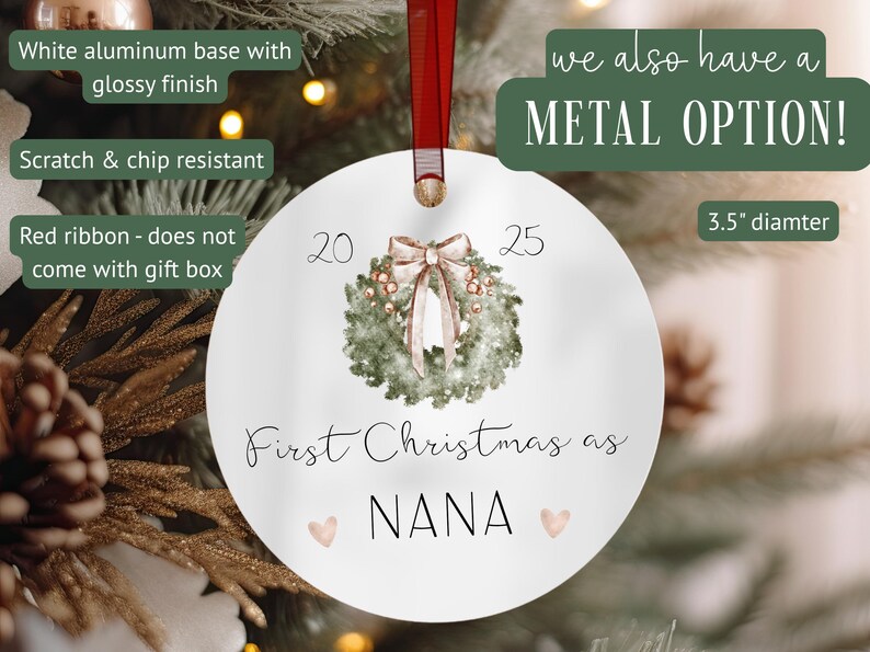 Puede incluir: Adorno navide&ntilde;o redondo blanco con un dise&ntilde;o de corona y el texto "First Christmas as NANA". El adorno tiene una cinta roja para colgar y mide 8,89 cm de di&aacute;metro. La base es de aluminio blanco con acabado brillante.