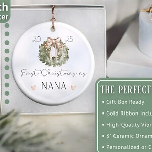 Puede incluir: Adorno navide&ntilde;o de cer&aacute;mica blanca de 7,6 cm de di&aacute;metro, con un dise&ntilde;o de corona de acuarela y el texto "First Christmas as NANA". El adorno incluye los a&ntilde;os "20" y "25".