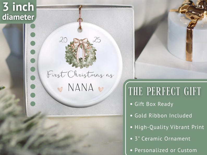 Puede incluir: Adorno navide&ntilde;o de cer&aacute;mica blanca de 7,6 cm de di&aacute;metro, con un dise&ntilde;o de corona de acuarela y el texto "First Christmas as NANA". El adorno incluye los a&ntilde;os "20" y "25".
