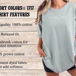 K&ouml;nnte beinhalten: Ein hellgr&uuml;nes Comfort Colors 1717 T-Shirt mit dem Text "LAKE BUM" in Wei&szlig;. Das Shirt hat eine entspannte Passform und besteht aus 100 % Baumwolle. Das Bild zeigt auch die Eigenschaften des T-Shirts.