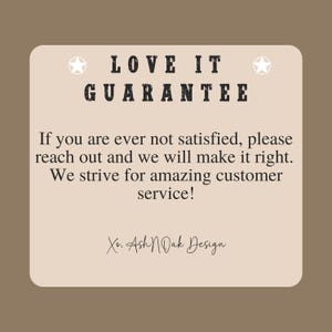 以下が含まれることがあります： 「LOVE IT GUARANTEE」と太字の黒い文字で書かれた、ベージュ色のカード。その下に「もしご満足いただけない場合は、ご連絡ください。私たちが正しくいたします。素晴らしいカスタマーサービスを目指しています！」と書かれています。カードには「Xo. Ash N Oak Design」と署名されています。