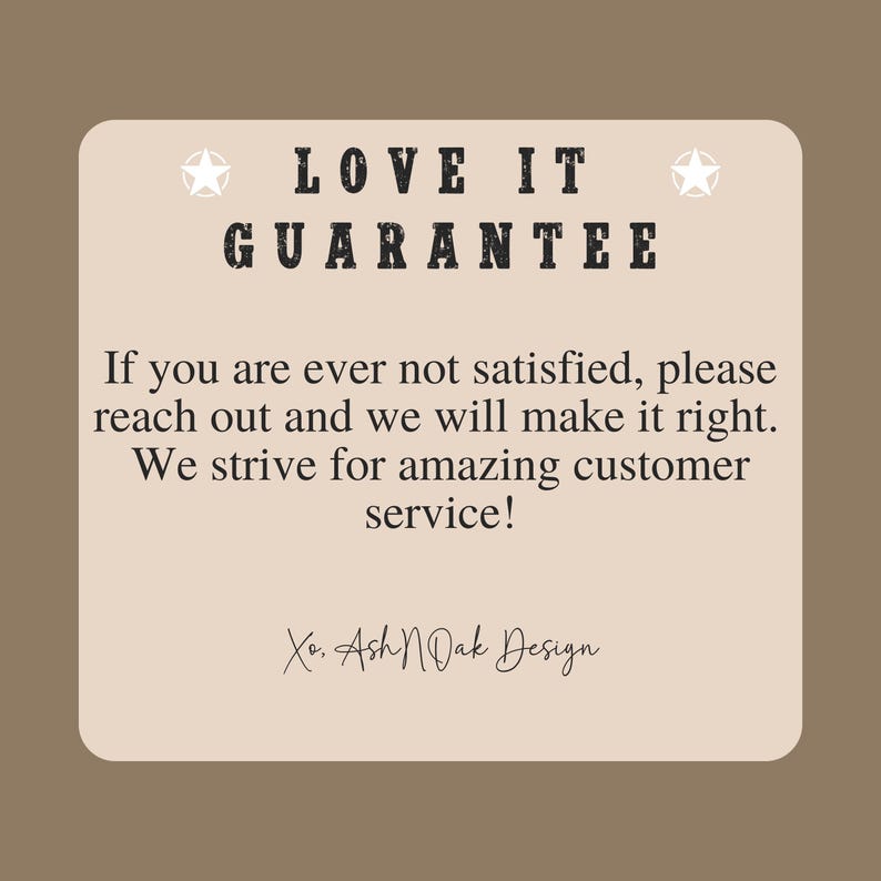 以下が含まれることがあります： 「LOVE IT GUARANTEE」と太字の黒い文字で書かれた、ベージュ色のカード。その下に「もしご満足いただけない場合は、ご連絡ください。私たちが正しくいたします。素晴らしいカスタマーサービスを目指しています！」と書かれています。カードには「Xo. Ash N Oak Design」と署名されています。