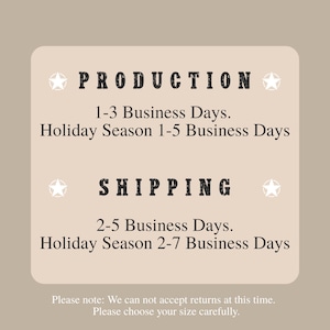 以下が含まれることがあります： 「PRODUCTION」と「SHIPPING」の太字黒文字が書かれたベージュ色のグラフィック。テキストには、生産と発送の推定営業日数が記載されており、ホリデーシーズンの見積もりも含まれています。返品とサイズ選択に関する追加のテキストがあります。