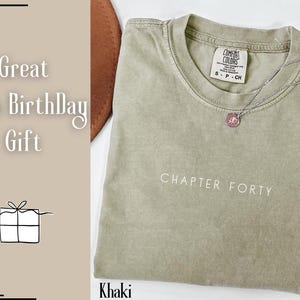 Pu&ograve; includere: Maglietta color cachi con la scritta "Chapter Forty" stampata sul davanti. La maglietta &egrave; un ottimo regalo per un 40&deg; compleanno.