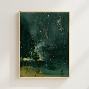 Pode incluir: Impressão de arte emoldurada retratando uma cena noturna em tons de verde escuro e dourado. A obra de arte apresenta um corpo de água, uma linha costeira e fogos de artifício no céu. A moldura é de cor de madeira clara.