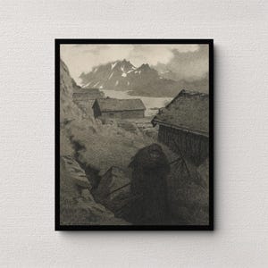 elle couvre tout le pays (1896) | Theodor Kittelsen | Art mural gothique | Décoration d&#39;intérieur effrayant | millésime | Impression ancienne | Sombre et lunatique