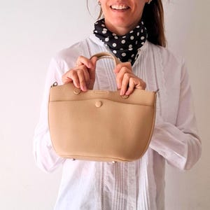 Bolso pequeño de piel vegana estructurada: bandolera beige