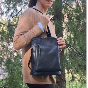Converteerbare rugzak veganistisch leer: zwarte kleine rugzak