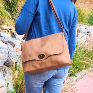 Sac fourre-tout en cuir souple à verrou tournant, sac à main en cuir pour femme, sac messager en cuir, sac en cuir Postino, sac pour femme avec rabat, sac à bandoulière beige