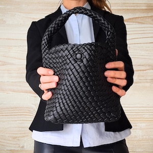 Sac en cuir souple tissé artisanal, sac d'été en cuir tressé, sac hobo végétalien noir, sacs à main tissés à la main, petit sac en cuir, sac à main en cuir