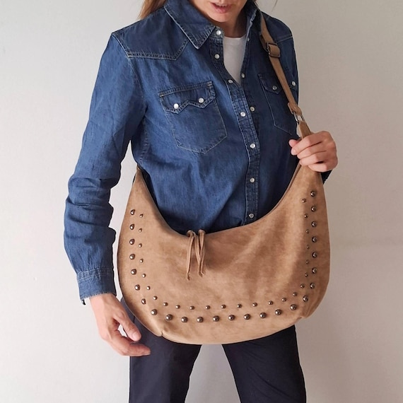 Vegan Wildleder Crossbody Hobo Bag: Beige Nieten Slouchy Schulter