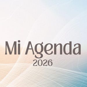 Puede incluir: La imagen muestra el texto "Mi Agenda 2026" en fuente marrón oscuro. El texto está centrado sobre un fondo suave y abstracto con líneas blancas y azul claro fluidas.